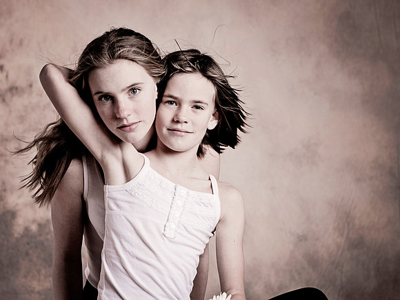 Astrid & Ella 40x30